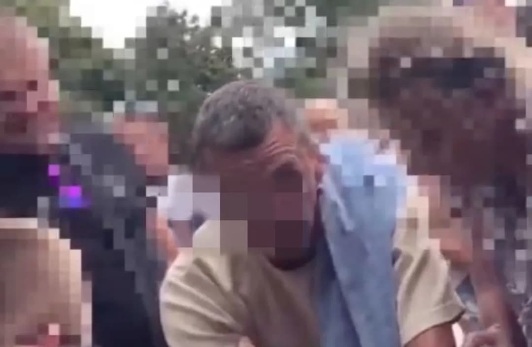 Kim jest mężczyzna z ręcznikiem? Tajemnica postaci, znaczenie i kulturowy kontekst