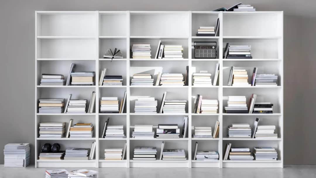 Najlepsze regały na książki IKEA: funkcjonalne modele do 2000 zł