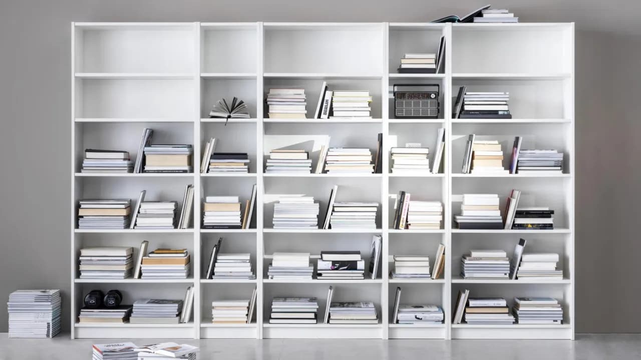 Najlepsze regały na książki IKEA: funkcjonalne modele do 2000 zł