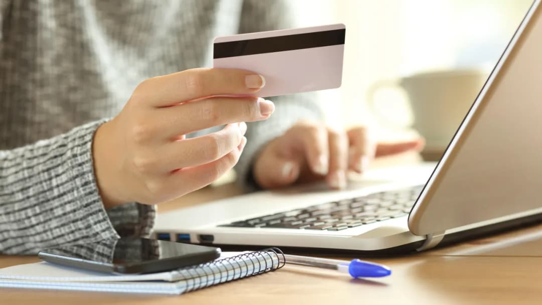 Czy mąż może przelać żonie pieniądze bez podatku? Sprawdź zasady