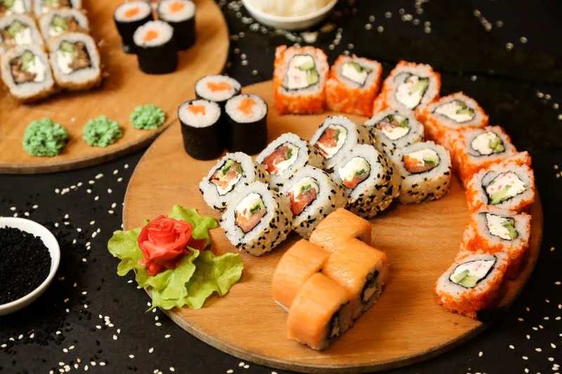 Skąd pochodzi sushi? Odkryj fascynującą historię tej potrawy