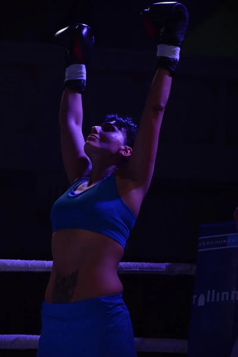 Kim jest bokser z reklamy Agata Meble? Poznaj tajemnicę tej postaci!